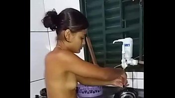 Ester Tigresa Vip lavando louça