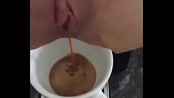 Fazendo um cafézinho com o cu (kkk)